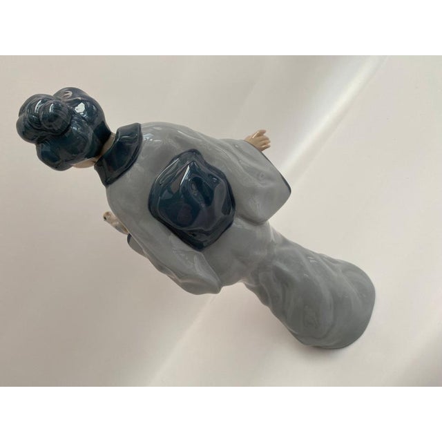 The Casades geisha figurine is an exquisite porcelain piece from the 1980s, crafted in elegant gray-blue tones. The geisha...