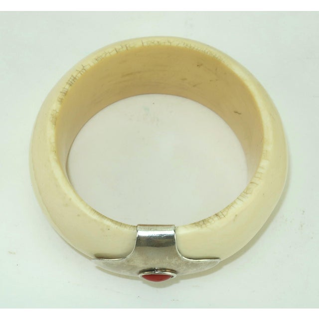 Mid-Century Modern Bone Bangle Bracelet With Silver & Carnelian Accent, c.1970 For Sale - Image 3 of 9