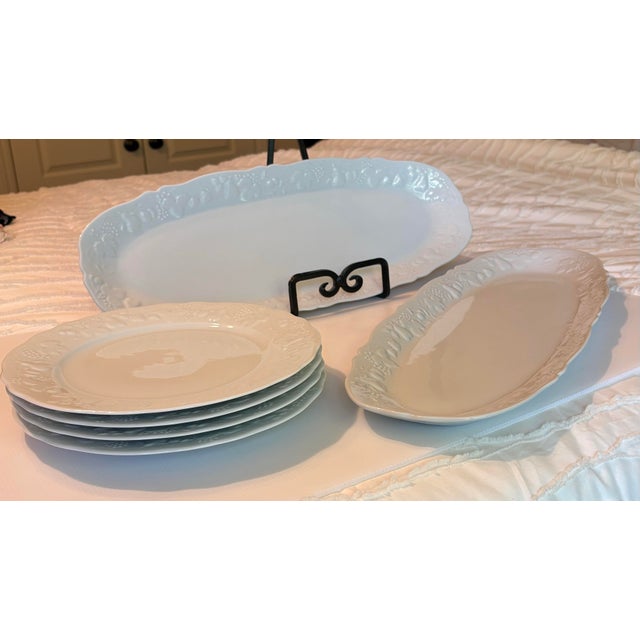 1990s PHDeshoulier’s Blanc De Blanc California Pattern Set of 12” 4 Dinner Plates and Two Matching 22 Inch Fish Platters. For Sale - Image 10 of 10