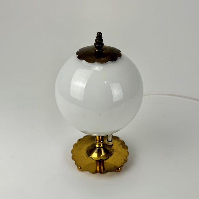 Small Mid-Century Italian Table Lamp in Brass and White Opaline Glass by Pietro Chiesa for Fontana Arte, 1940s For Sale - Image 6 of 7