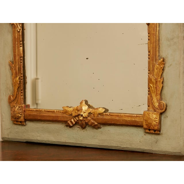 French 1800s Painted and Carved Giltwood Mirror with Cartouche and Floral Motifs For Sale In Atlanta - Image 6 of 9