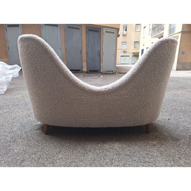 Mid-Century Modern 2-Seater Sofa with Double-Humped Backrest in White Teddy Bear Bouclé by Gio Ponti, 1990s For Sale - Image 3 of 15