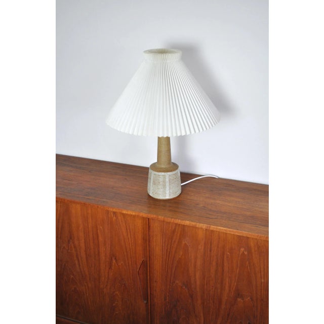 Scandinavian Modern Ceramic Table Lamp by Per Linnemann-Schmidt for Palshus, 1960s For Sale - Image 3 of 12