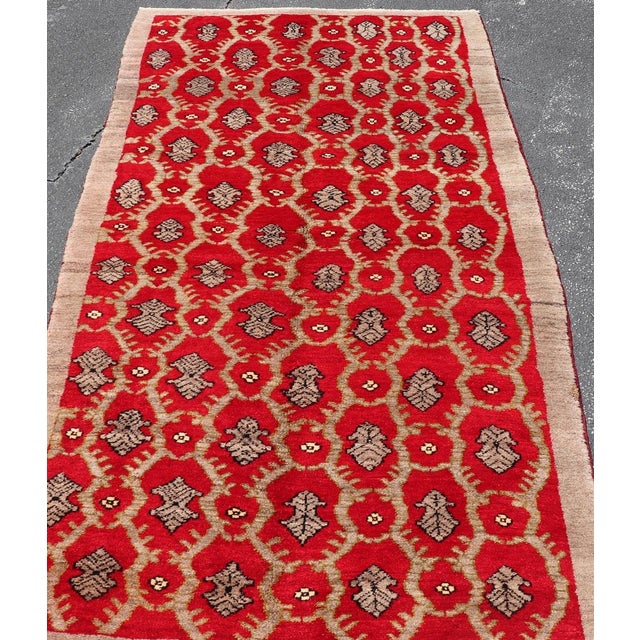 Vintage Turkish Tulu Rug With a Modern Design in Red Background For Sale In Atlanta - Image 6 of 13