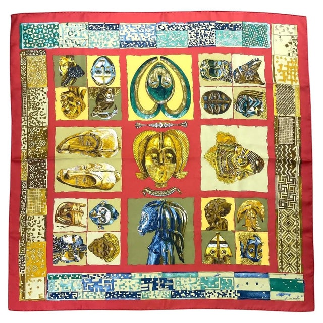 A 1982 Full Set Hermes Carrè Silk Scarf Masques Et Casques by Julia Albadie For Sale - Image 6 of 18