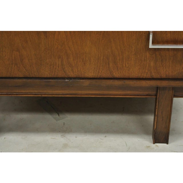 Vintage Mid Century Modern Walnut Veneer 4 Drawer Chrome Pull Tall Chest Dresser For Sale - Image 14 of 17