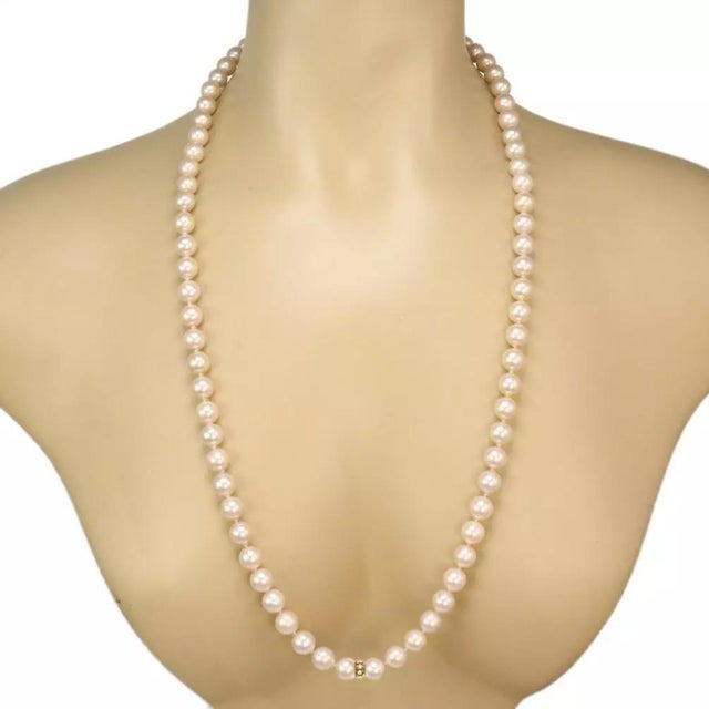 This gorgeous pearl necklace is crafted from 18k yellow gold featuring a single strand of cultured pearls with a pale pink...