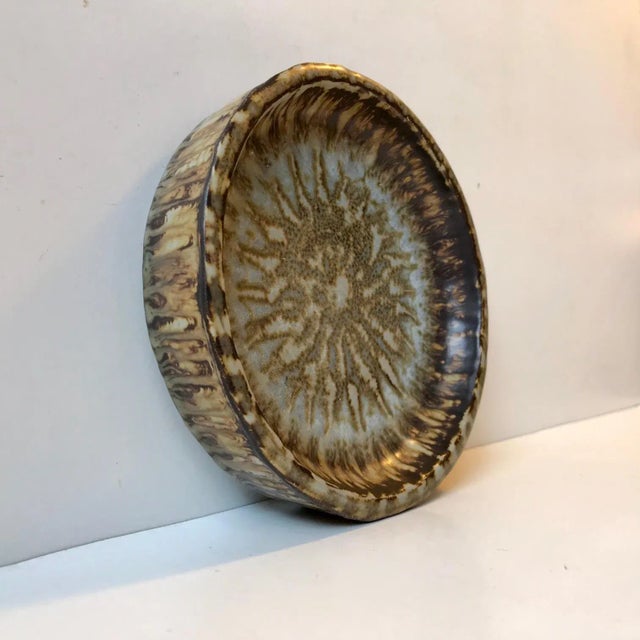 Mid-Century Modern Stoneware Dish with Taupe Glaze by Gunnar Nylund for Rörstrand, 1960s For Sale - Image 3 of 10