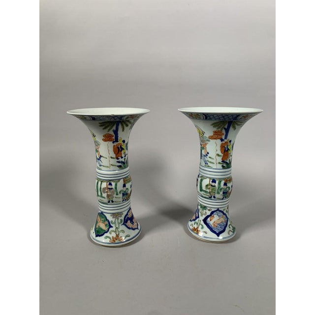 Asian Pair of Gu Wucai vases in 19th-century Chinese porcelain For Sale - Image 3 of 10