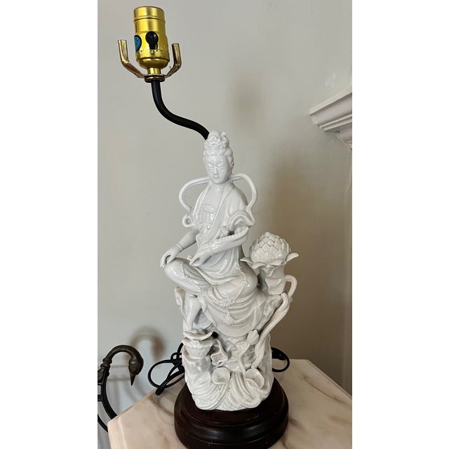 Chinoiserie Blanc De Chine Figural MCM Asian Lamp For Sale - Image 3 of 11