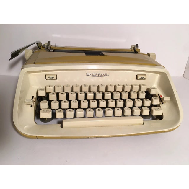 Mid-Century Modern Vintage Mustard Royal Safari Typewriter With Case & Key For Sale - Image 3 of 13