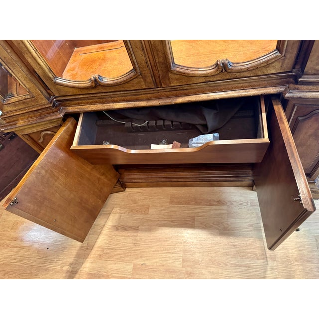 Wood 1980s Drexel Heritage French Provincial Dining China Cabinet– Touraine Collection For Sale - Image 7 of 7