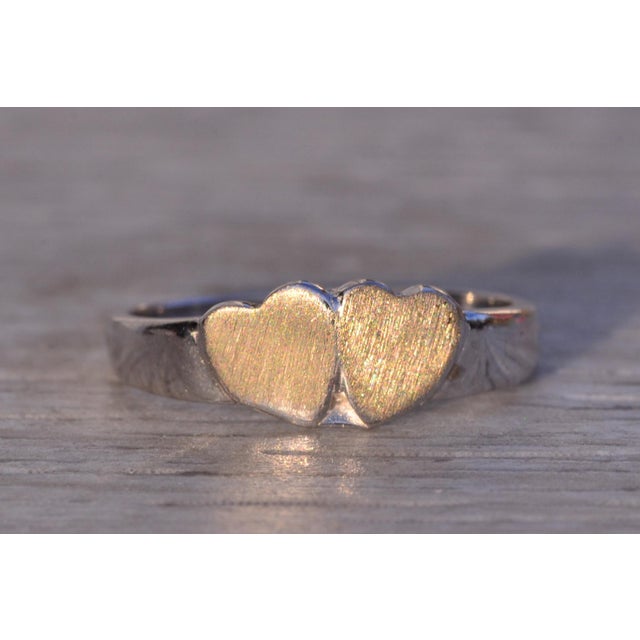 Contemporary The 59th Street: Engravable Double Heart Signet Ring in White Gold For Sale - Image 3 of 10