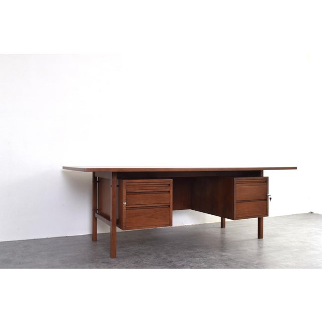 1970s Large Mid-Century Modern American Walnut Executive Desk, 1970s For Sale - Image 5 of 18