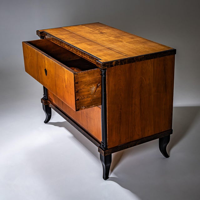 Early 19th Century Biedermeier Chest of Drawers with Burl Veneer, Southern Germany, 1820 For Sale - Image 5 of 10