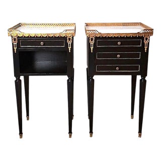 Early 20th Century French Louis XVI Revival Pair of Nightstands in Carrara Marble and Gilt Bronze For Sale