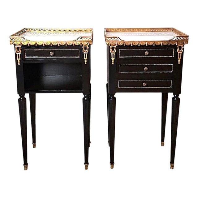 Early 20th Century French Louis XVI Revival Pair of Nightstands in Carrara Marble and Gilt Bronze For Sale