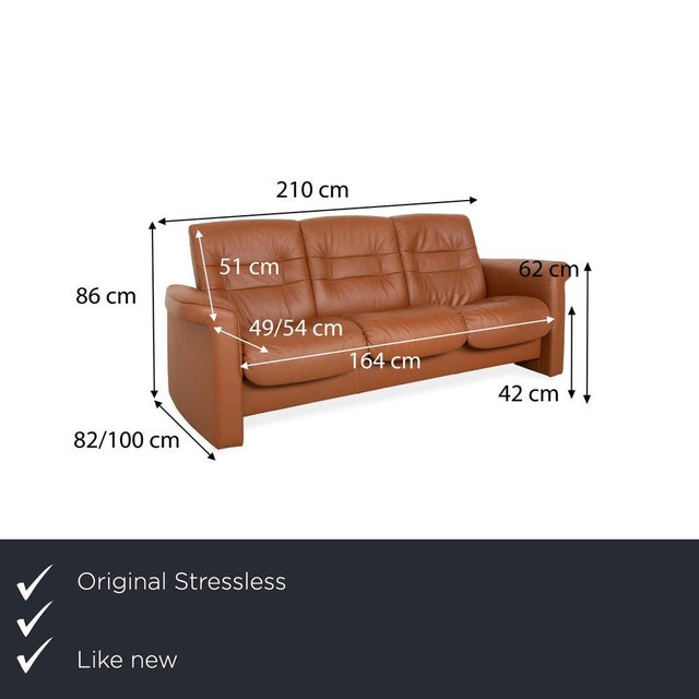 The Stressless Sapphire three-seater sofa impresses with its padded surface and inviting brown color. The manual function...