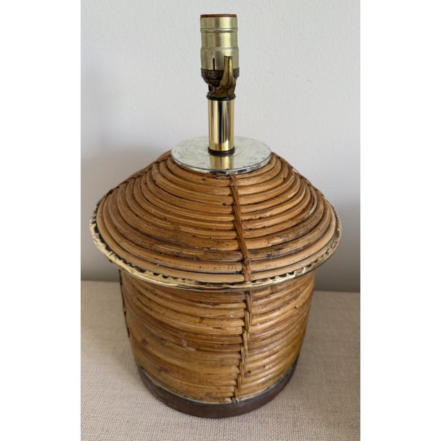 1950s Vintage Pencil Reed Rattan Lamp With Brass Accents For Sale - Image 5 of 9