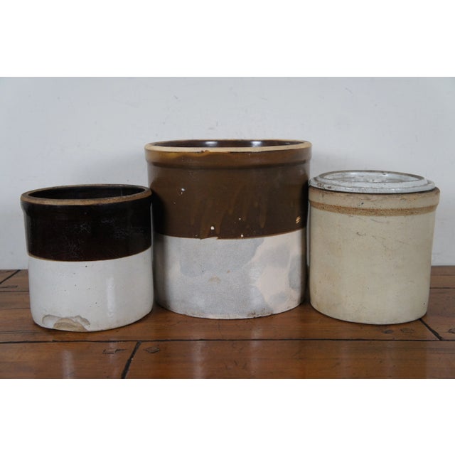 Early 20th Century Set of 3 Primitive Antique Salt Glaze American Stoneware Crocks & Lids For Sale - Image 5 of 13