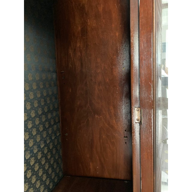 Early 20th Century Hepplewhite-Style Mahogany Display Cabinet With Satinwood Inlay For Sale - Image 12 of 13
