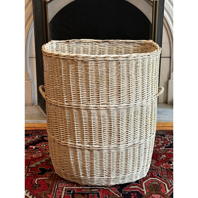 Large Mid-20th Century French-Style Curved Storage Basket in Crème For Sale - Image 9 of 18