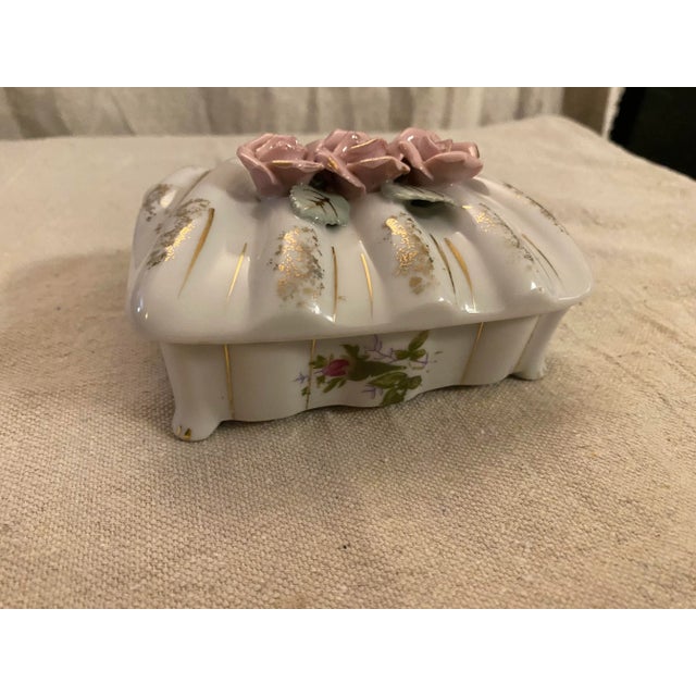 1960s Vintage Porcelain Frosted Flowers White Gilded Trinket Box For Sale - Image 10 of 12