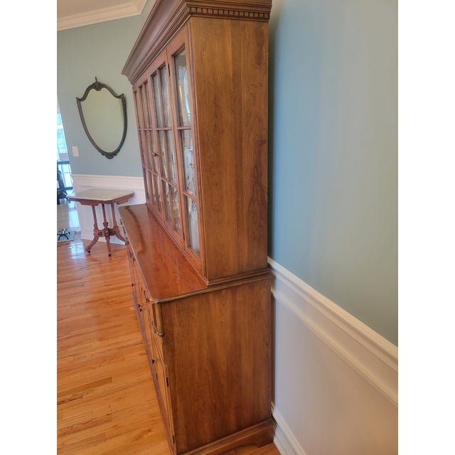 1970s 1971 Pennsylvania House Solid Cherry Colonial China Cabinet Hutch (Van Sciver Retailer) For Sale - Image 5 of 15