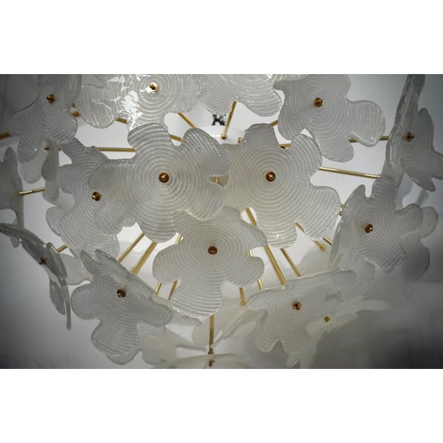 A fantastic white sputnik, with a surprising design and its very low height, which allows it to adapt to both high and low...