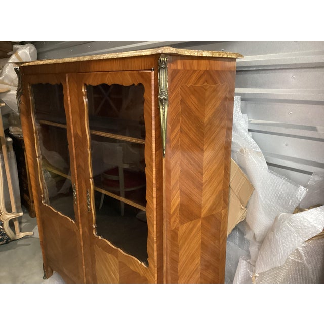 French Elegant French Satinwood Bookcase/Display Cabinet For Sale - Image 3 of 10