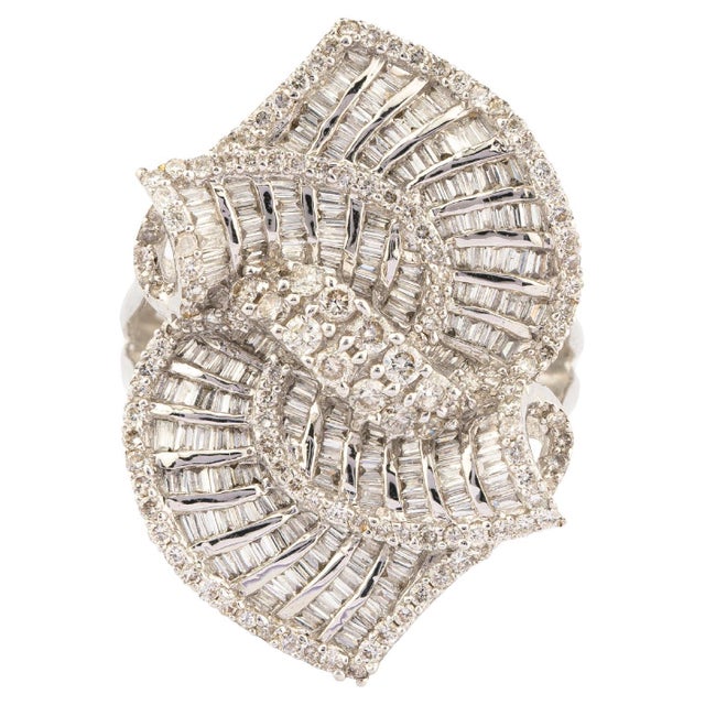 this is an amazing ring with diamond : 1.65carats gold : 8.19 gms