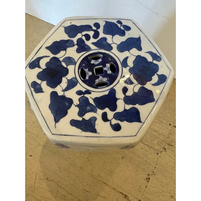 Chinese Blue & White Ceramic Garden Seat End Table For Sale In Philadelphia - Image 6 of 6