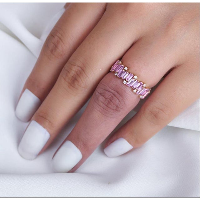 Contemporary Natural pink sapphire diamond ring in 18k gold For Sale - Image 3 of 18