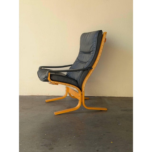 Black Mid 20th Century Norwegian Lounge Chair in Style of Ekornes– MCM Grey Leather & Bentwood Frame Armchair For Sale - Image 8 of 10