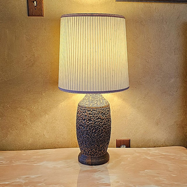 Mediterranean 1970s Brutalist Pottery Table Lamp – Mediterranean Textured Ceramic, 29.5” For Sale - Image 3 of 18