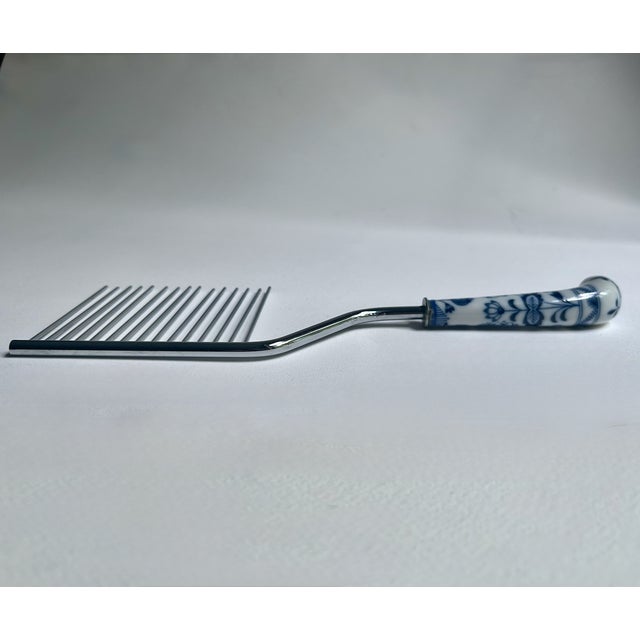 Mid 20th Century Japanese Blue Danube Porcelain Cake Breaker For Sale - Image 9 of 18