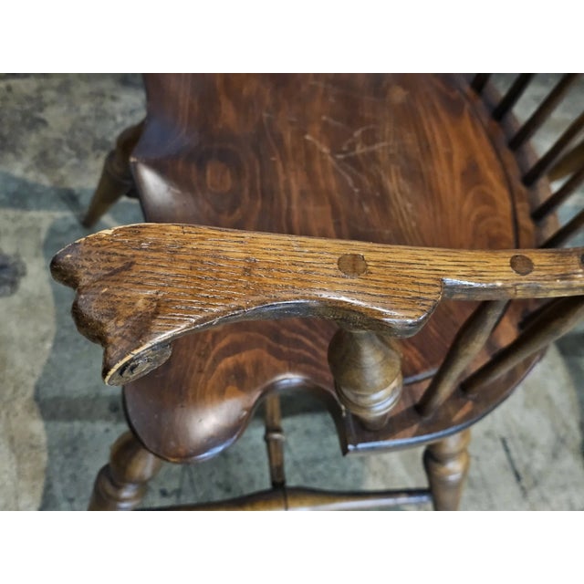 Brown Mid 20th Century Pair of d.r. Dimes Sack Back Windsor Arm Chairs Carved Knuckles "Wallace Nutting Chair" For Sale - Image 8 of 10