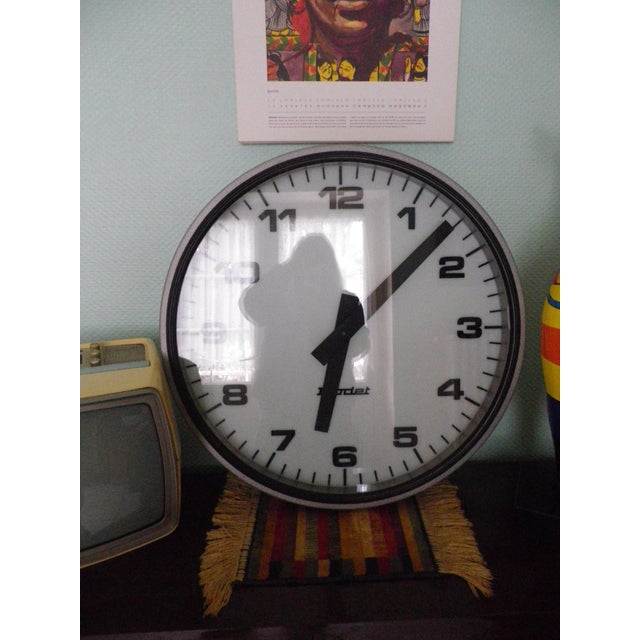 Vintage Bodet clock from a train station. Large model, 61 cm in diameter. 1970s, France. Gray steel frame, thick plastic...