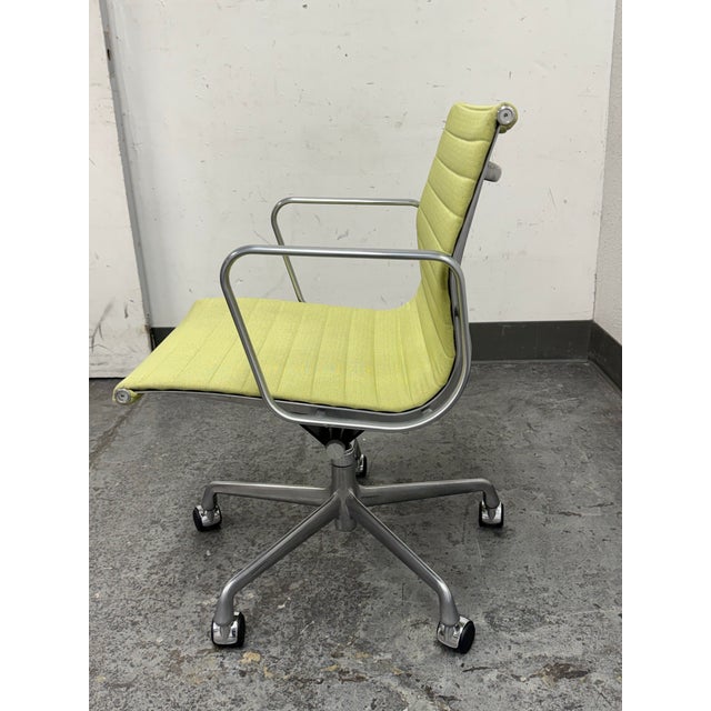 Herman Miller Charles + Ray Eames for Herman Miller Eames Aluminum Group Management Chair For Sale - Image 4 of 12