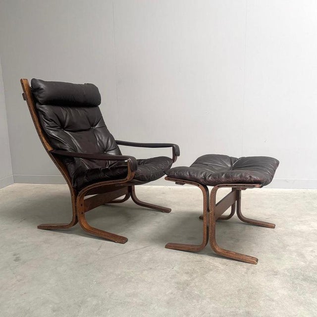 Remarks: Vintage lounge chair with hocker by Ingmar Relling for Westnofa, model Siësta. Norway 1960s. Plywood with linen...