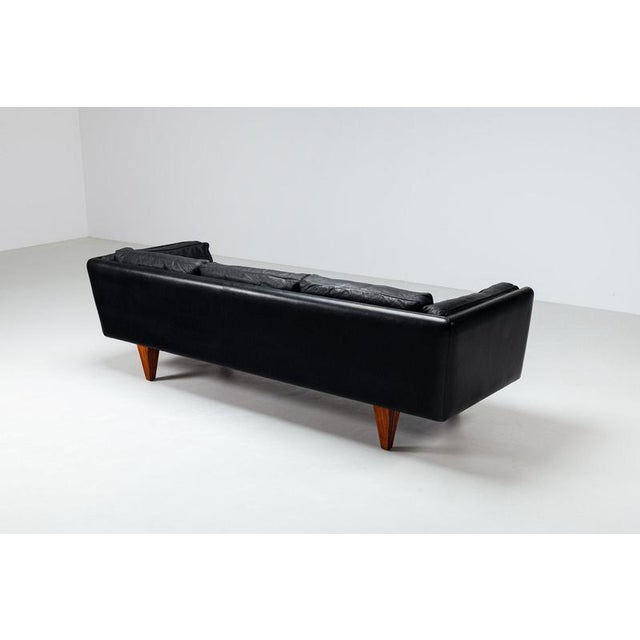 Model V11 Sofa in Black Leather by Illum Wikkelsø for Holger Christiansen, Denmark, 1960s For Sale - Image 11 of 18