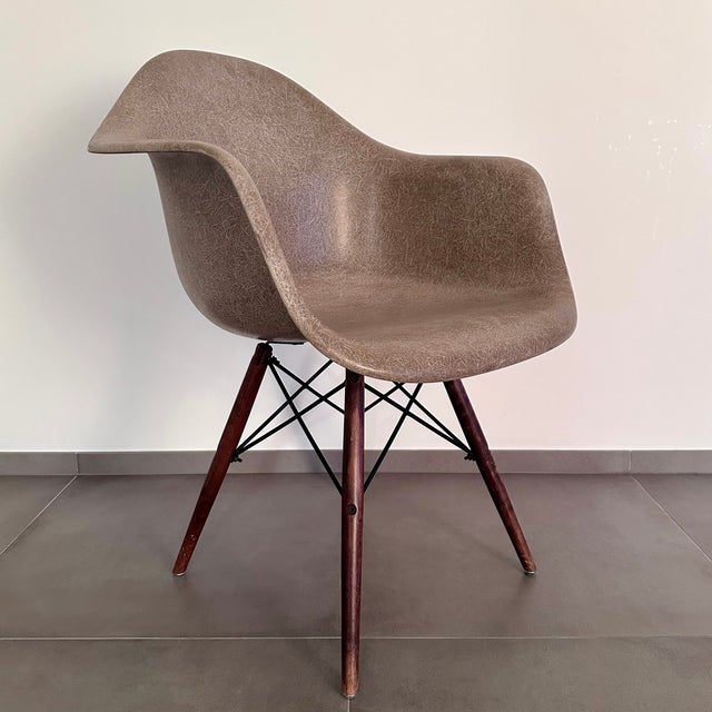 Herman Miller Lounge Chair with Fiberglass by Charles & Ray Eames for Herman Miller, 1950s For Sale - Image 4 of 7