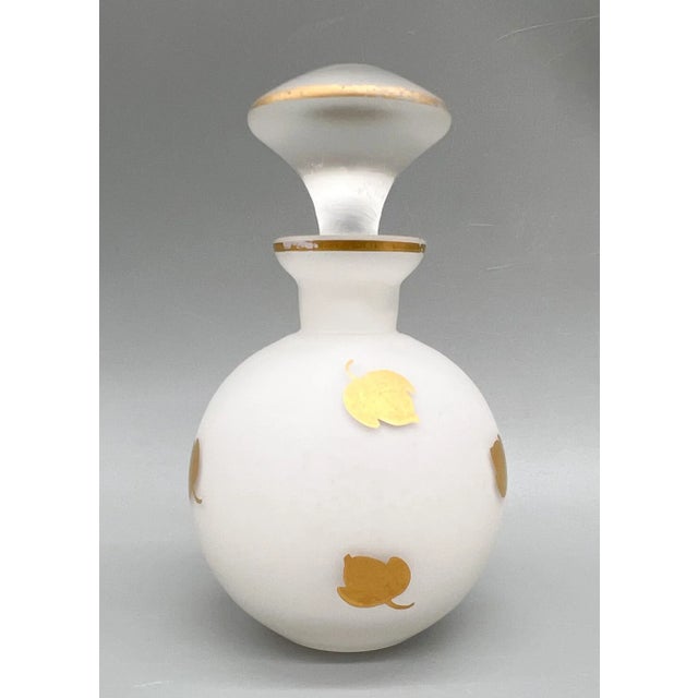 Late 20th Century Vintage White & Gold Hand-Painted Floral Glass Perfume Bottle – Victorian Style For Sale - Image 5 of 10