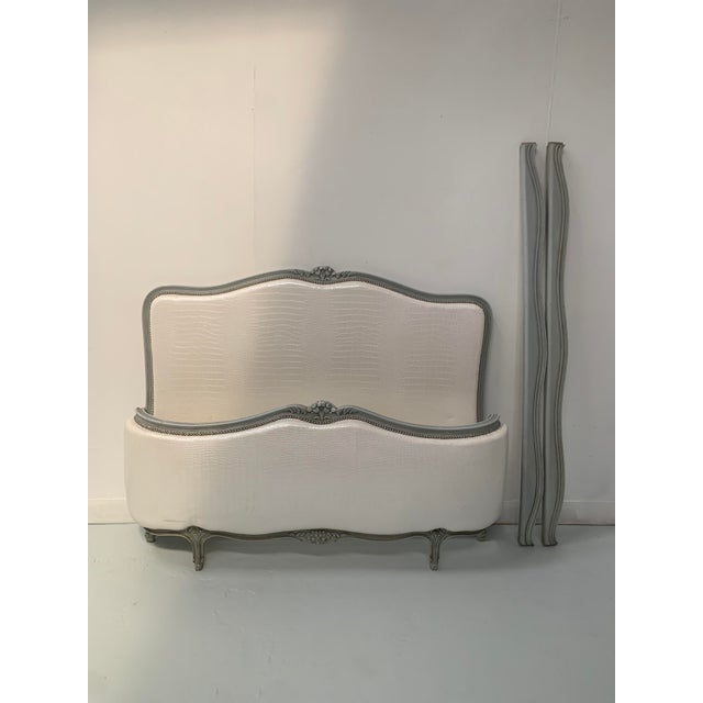 20th Century Louis XV Basket Bed in Patinated Beechwood For Sale - Image 3 of 12