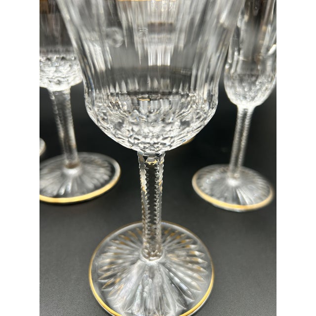 French 1970s St. Louis Crystal "Apollo Gold" Stemware - 30 Pieces (6 Complete 5-Piece Place Settings) For Sale - Image 3 of 5