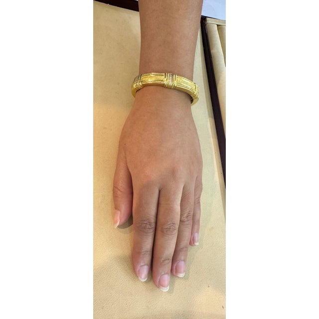 Judith Ripka Hinged Gold & Diamond Bangle Bracelet 18 KT Yellow Gold 66 Gm For Sale - Image 13 of 18
