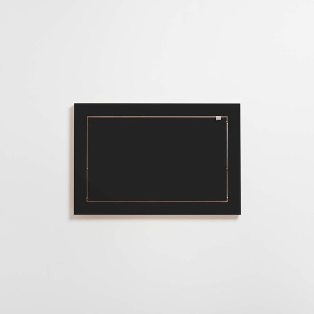 The midsized fläpps wall shelf adheres to standards. Kept in 3:2 format, it meets the critical eye of photographers. With...