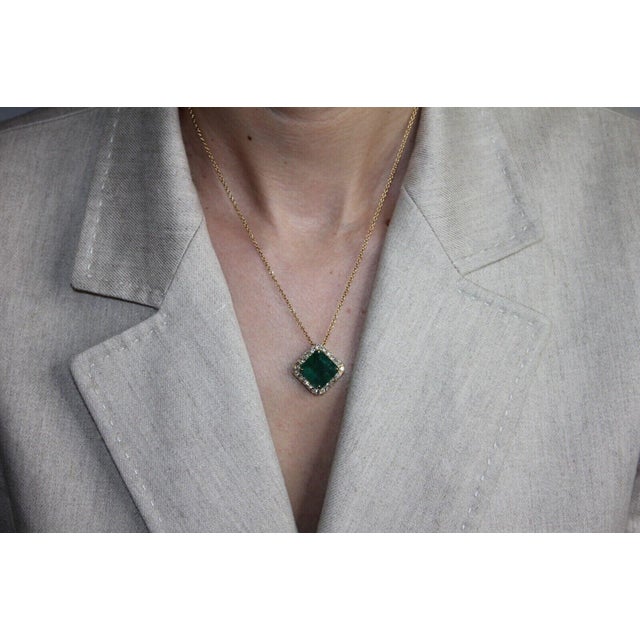 Square Emerald Cut Fancy Vivid Green Emerald Diamond Halo 18 Karat Yellow Gold For Sale - Image 9 of 10