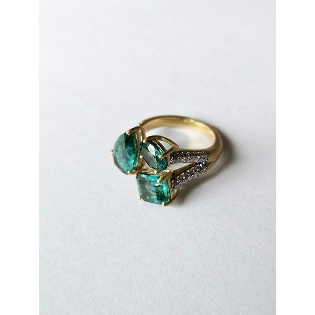 Green Set in 18k Matte Gold, 5.90 Carats Zambian Emerald & Diamonds Three Stone Ring, Size 6.5 For Sale - Image 8 of 9