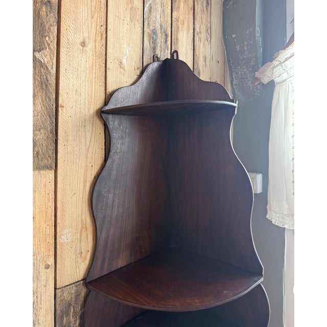 This large antique corner shelf dates from the late 19th century. Standing 1.41 meters tall, it perfectly fills a corner...